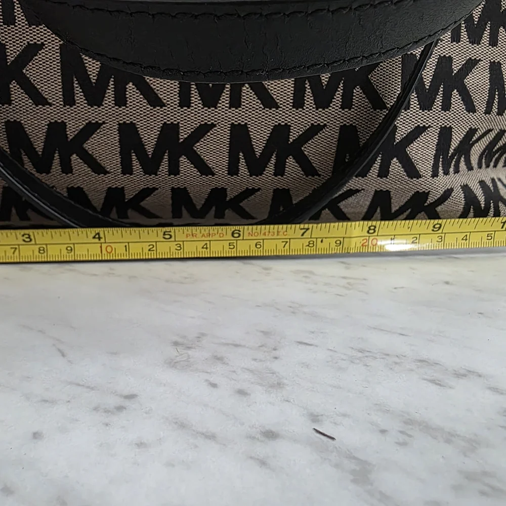 Michael kors medium signiture tote tan and black leather and gold accent - Picture 3 of 8